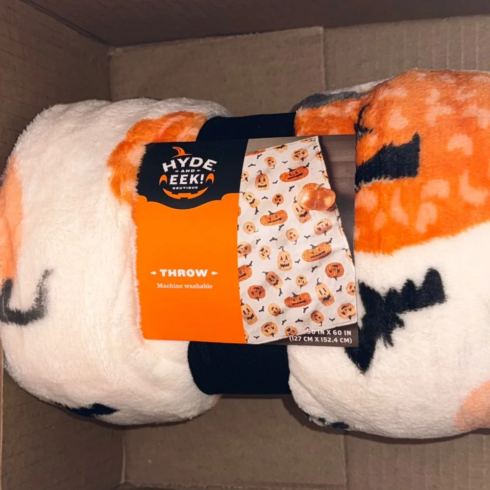 HYDE & EEK Boutique Pumpkin & Bat Plush Throw / Blanket